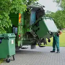 Een ervaren afvalbeheerder voert professioneel zakelijk bedrijfsafval uit